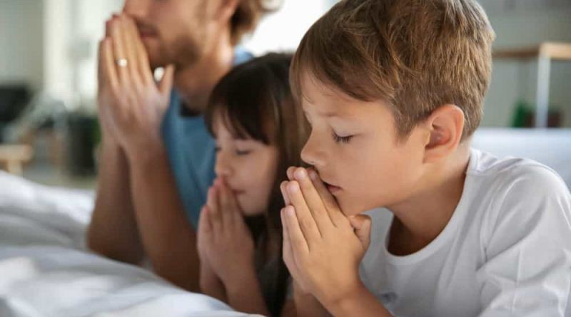 family-praying-800x445.jpg